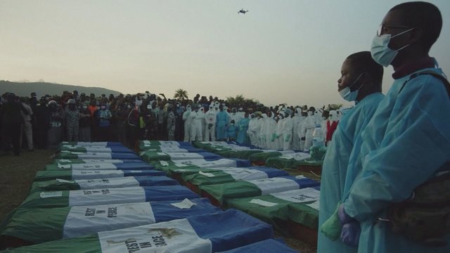 Po sprogimo Siera Leonėje aukų skaičius išaugo iki 115: žuvusiems pagerbti surengtos masinės laidotuvės