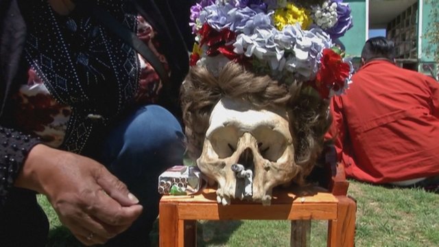 Bolivijos gyventojai paminėjo neįprastą šventę: puošė mirusių artimųjų kaukoles