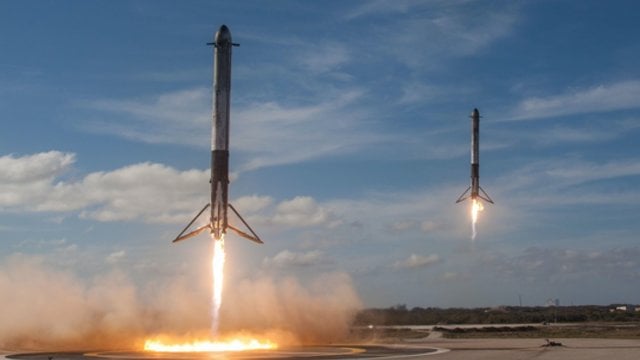 Po 200 dienų kosmose „SpaceX“ grįžo į žemę: astronautai tyrė pojūčius atviroje erdvėje