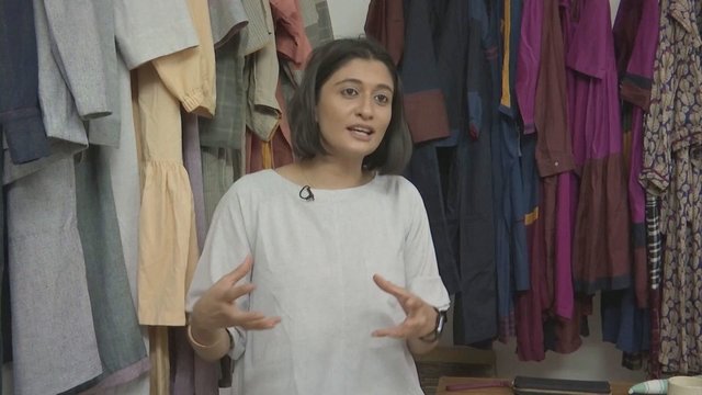Gamtą tausojanti Indijos dizainerės idėja: iš audinių atliekų kuria aukštosios mados drabužius