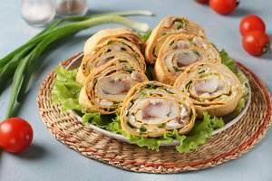 Lavašo suktinukai su silke: užkandėlė, kuri ir stalą papuoš, ir valgytojus maloniai nustebins