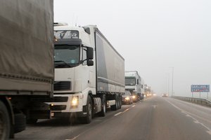 Vežėjai jau raginami vengti Baltarusijos kelių, kai kurių Lenkijos pasienio punktų: gali grėsti nuostoliai