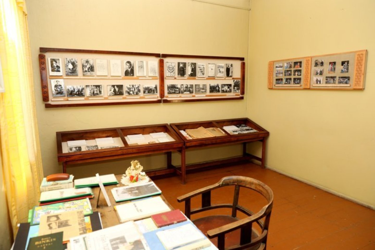  Svarbiausi muziejaus eksponatai – K.Binkio rašomasis stalas ir kėdė, kuriuos dovanojo sūnus Gerardas.<br> A.Švelnos nuotr.