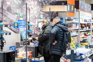 Į prekybos centrus – su svetimais galimybių pasais: vietoje pacientų „skiepijasi“ seselės?