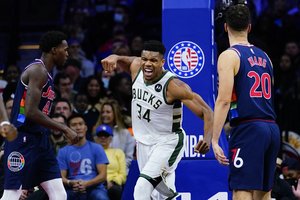 Giannis Antetokounmpo tempė NBA čempionus į sunkią pergalę Filadelfijoje