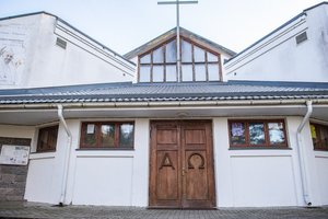 Panevėžiečiui „antivakseriui“ verslininkui parodytos bažnyčios durys: rinkti parašų kunigas neleido