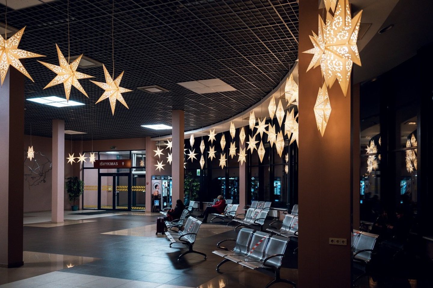 Trečiadienį Vilniaus, Kauno ir Klaipėdos autobusų stotyse sužibo iš viso beveik 300 kalėdinių žvaigždžių.<br>Pranešėjų spaudai nuotr.