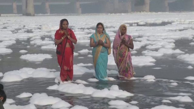 Indijos šventosios Jamunos upės paviršiuje – nuodingos putos: tarša neatgrasė tikinčiųjų nuo maudynių