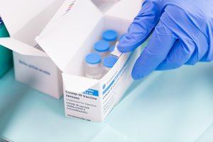 „Pfizer“ kreipėsi dėl leidimo JAV stiprinamąja doze nuo COVID-19 skiepyti suaugusiuosius