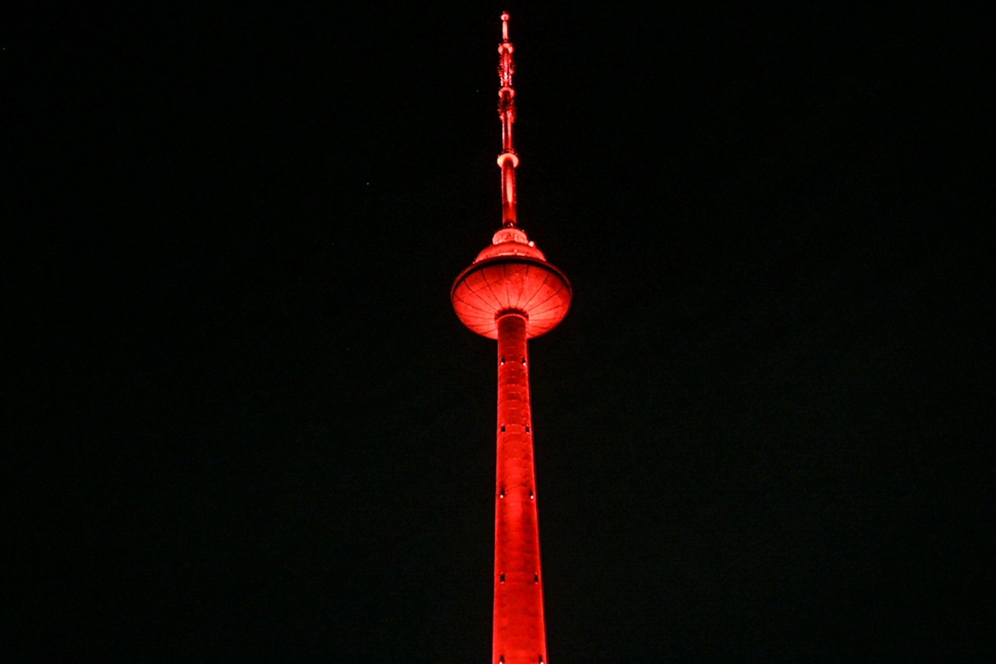 Trečiadienio vakarą Vilniaus televizijos bokštas nušvis raudona spalva.<br>V.Skaraičio nuotr.
