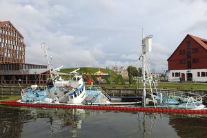 Klaipėdos savivaldybė neįstengia iškrapšyti laivo iš Danės upės: nelaimėlis tebestovi prie krantinės