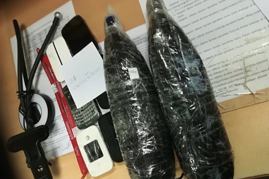 Marijampolėje į pataisos namus įmesti daiktai pateko į pareigūnų rankas