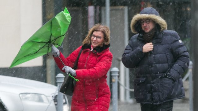 Įpusėjus savaitei orai nesikeis: vietomis lis, pūs stiprokas vėjas