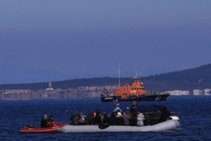 Graikija: Turkijos pakrančių apsaugos kateriai varo migrantus į Graikijos vandenis