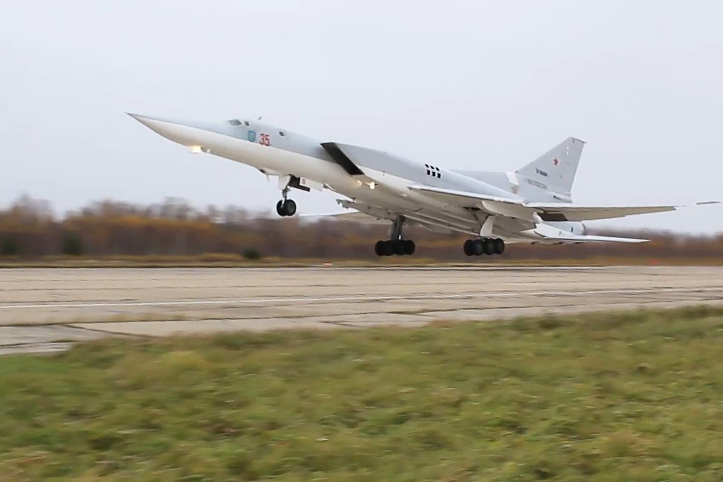 Į Baltarusijos oro erdvę pasiųsti du Rusijos strateginiai bombonešiai.<br>TASS/Scanpix nuotr.