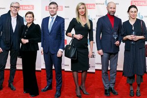 Į raudonai nušvitusį Vilniaus televizijos bokštą rinkosi ir verslo rykliai, ir pradedantieji