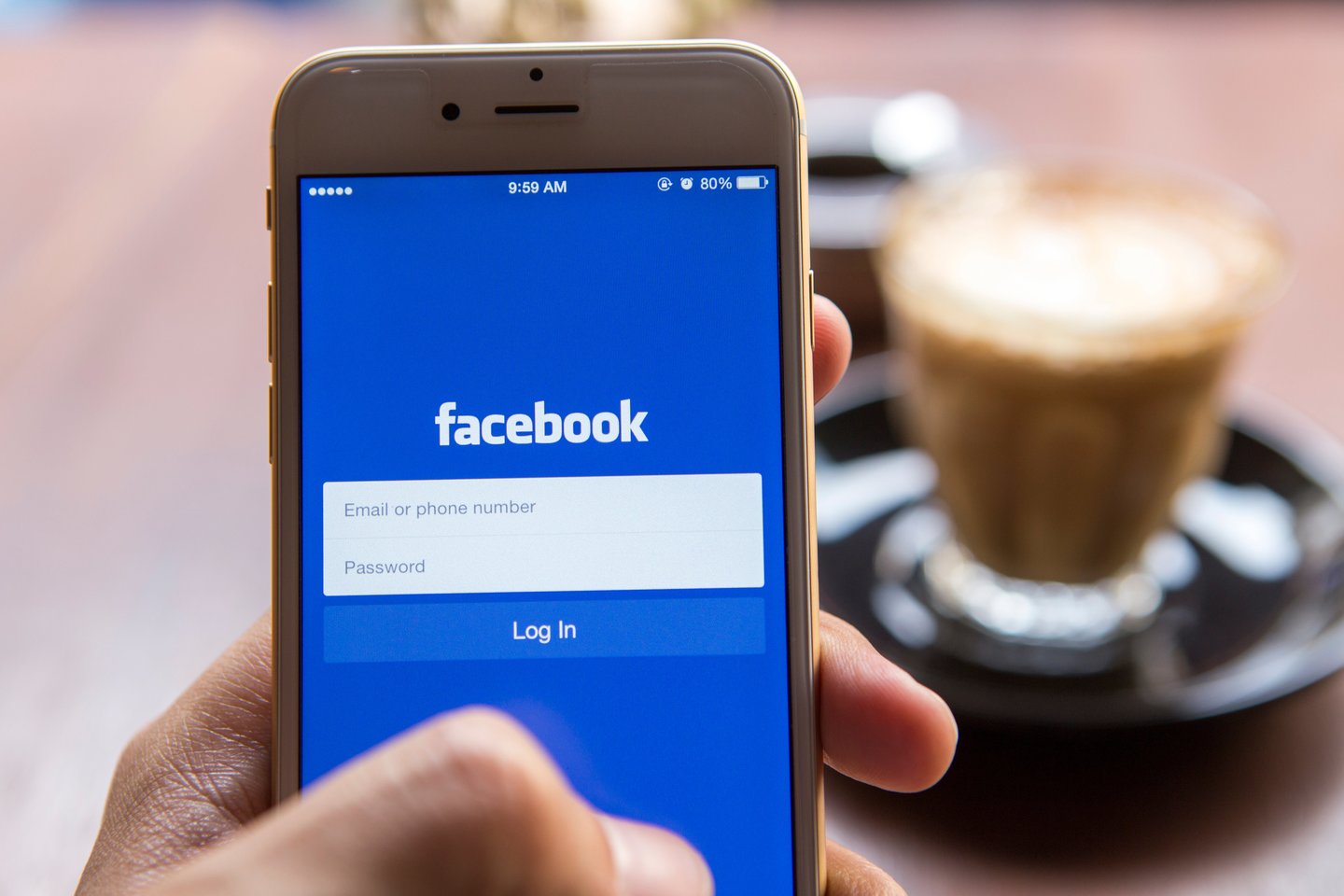 „Facebook“ reikalų informatorė Frances Haugen trečiadienį pareiškė, kad yra „labai susirūpinusi“ dėl bendrovės planų kurti „metavisatą“ – virtualios realybės interneto versiją – dėl privatumo problemų.<br>123rf nuotr.