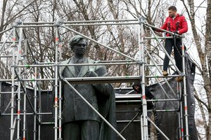 Pastoliais apjuostas P. Cvirkos paminklas sukėlė sąmyšį, tačiau paaiškėjo, kad bent kol kas jis liks savo vietoje