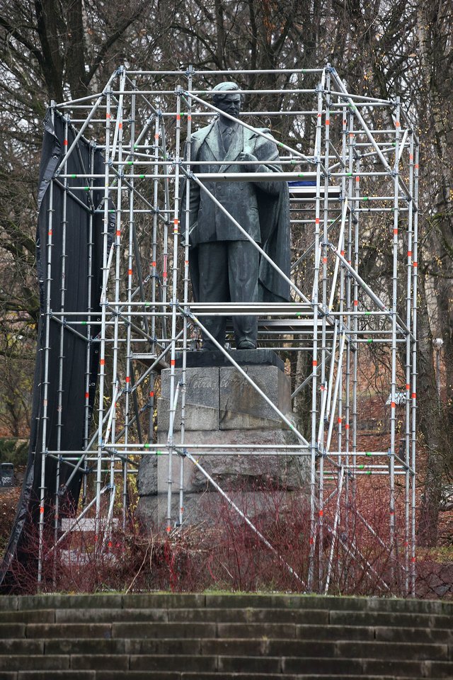 Pastoliai apjuostas P. Cvirkos paminklas sostinėje užminė mįslę, ar tik nesiruošiama jo griauti.<br>R.Danisevičiaus nuotr.