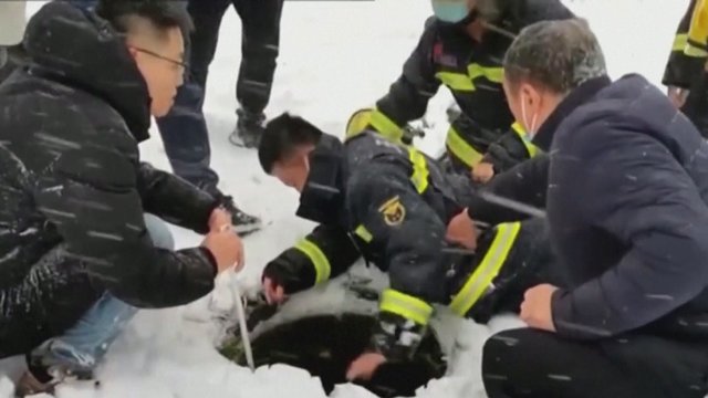 Gelbėjimo operacija Kinijoje: po sniego audros vaduota šulinyje įstrigusi moteris
