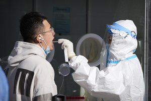 Pekine dėl COVID-19 protrūkio uždarytas parduotuvių centras, keli gyvenamieji kompleksai