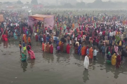 Induistų festivalis nuodingomis putomis padengtoje upėje: meldė, kad kitąmet vanduo būtų švaresnis
