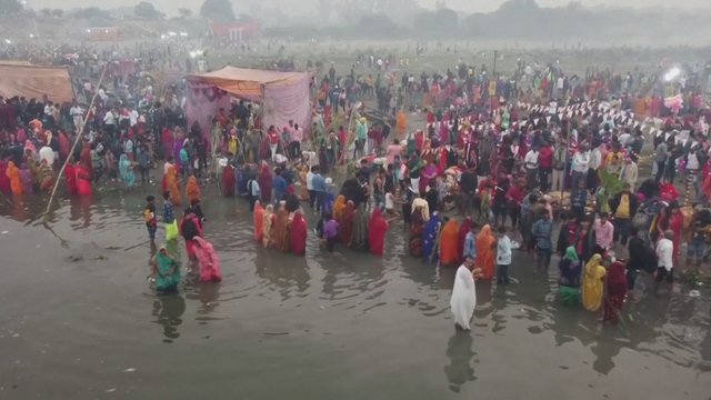 Induistų festivalis nuodingomis putomis padengtoje upėje: meldė, kad kitąmet vanduo būtų švaresnis