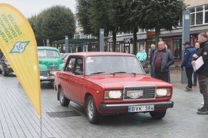 Į Alytaus centrą išriedėjo daugybę istorinių automobilių: vieni buvo ilgai ieškomi, o kiti turi vardus