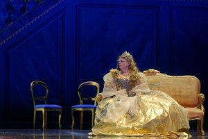 Violeta „Traviatoje“ iškeliaus žydinčių levandų laukais