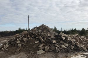 Aplinkosaugininkai aptiko neteisėtai laikomą krūvą betoną atliekų: pažeidėjui gresia 3 tūkst. eurų siekianti bauda
