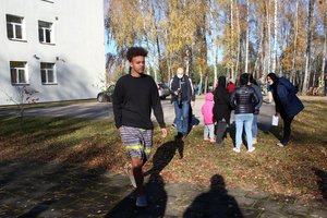 Pabėgėliai prie Lietuvos sienos – ne išsigelbėjimas darbo rinkai: įdarbinti pavyktų vos 5–7 proc.