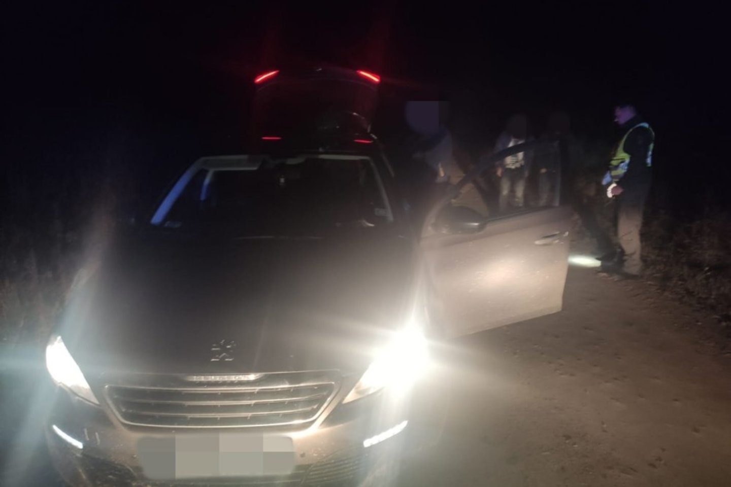 Kalvarijos užkardos pareigūnai pasienyje su Lenkija sulaikė du ukrainiečius, išnuomotu automobiliu „Peugeot 308“ neteisėtai į Vakarų Europą gabenusius tris Irako piliečius.<br> VSAT nuotr.