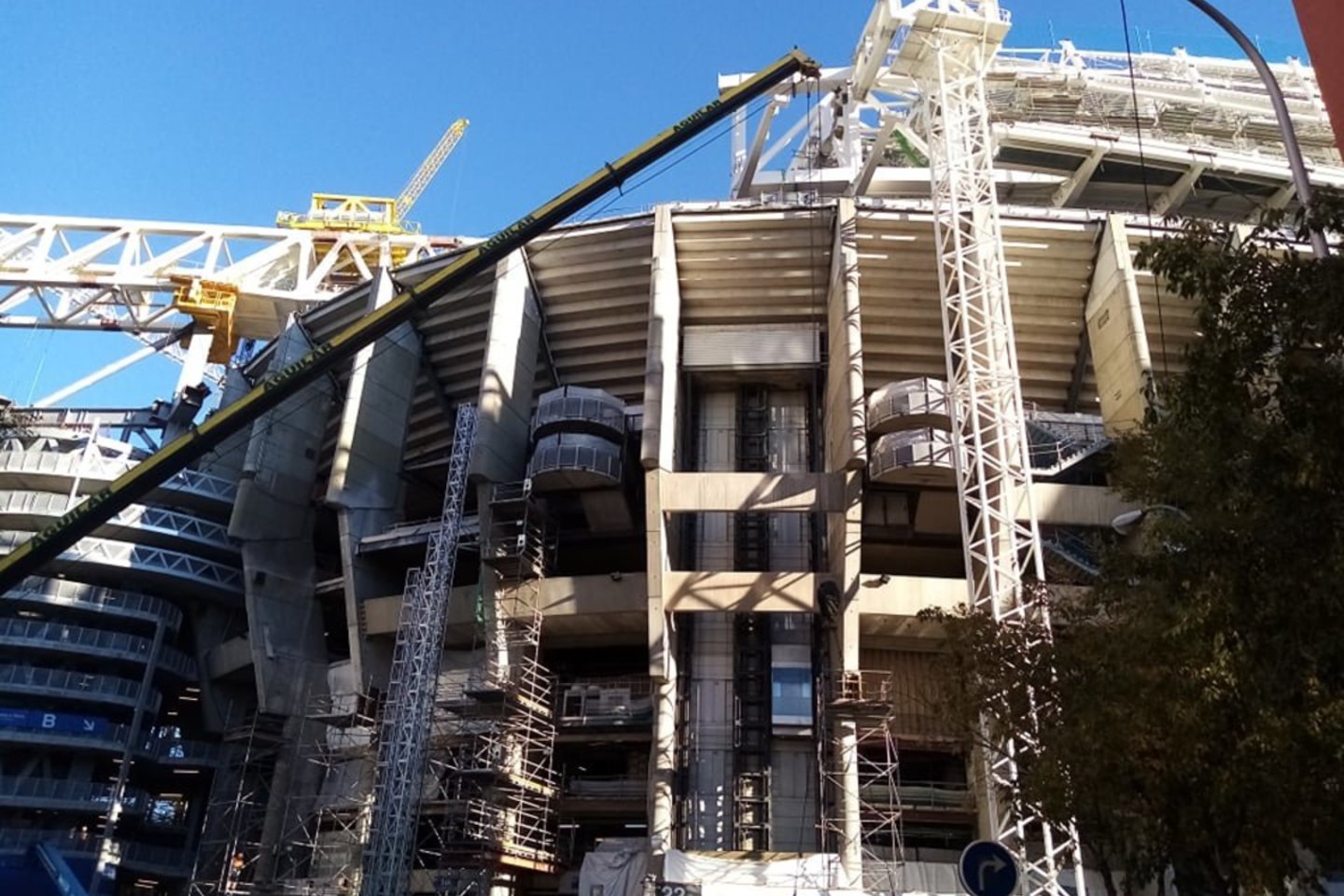 „Santiago Bernabeu“ stadione intensyviai vyksta renovacijos darbai.<br>T.Gusto nuotr.