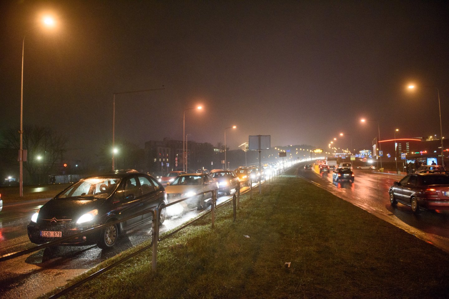 Naktį eismo sąlygas gali sunkinti plikledis.