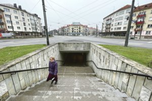 Nuolydžio dviračiams ir vaikų vėžimėliams nėra: tenka viską imti į rankas ir kopti laiptais