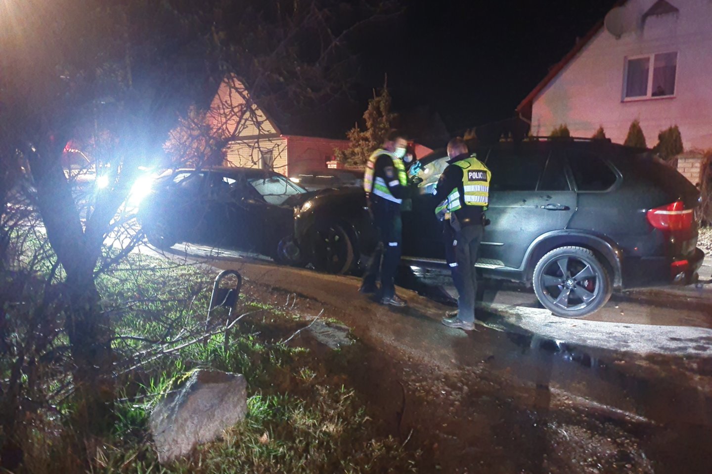  Girto vairuotojo BMW Vilniaus pakraštyje kaktomuša rėžėsi į „Audi“.<br> Įvykio liudininko nuotr.
