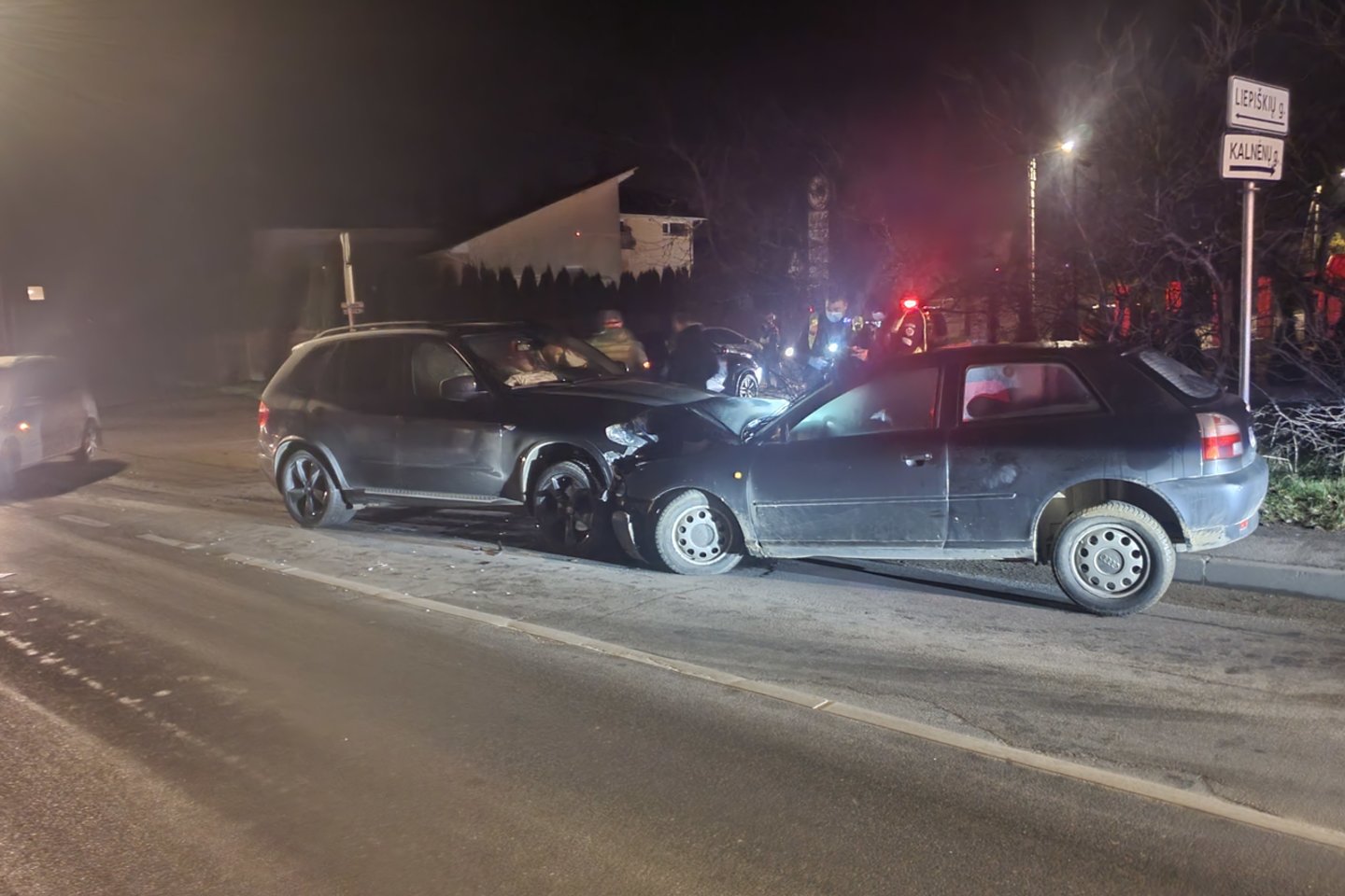  Girto vairuotojo BMW Vilniaus pakraštyje kaktomuša rėžėsi į „Audi“.<br> Įvykio liudininko nuotr.