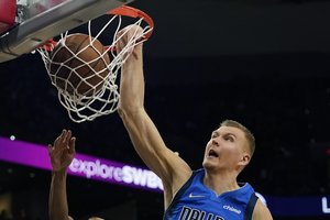 K. Porzingis ir L. Dončičius nukalė dar vieną „Mavericks“ pergalę prieš „Spurs“