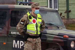 Lietuvos pasienyje Baltarusijoje stebima maždaug 70 migrantų grupė: žmonės pasakojo apie baltarusių pareigūnų veiksmus