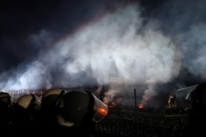 Lenkija pažėrė kaltinimų Baltarusijai: jie padėjo migrantams išgriauti pasienio tvorą ir įteikė ašarines dujas
