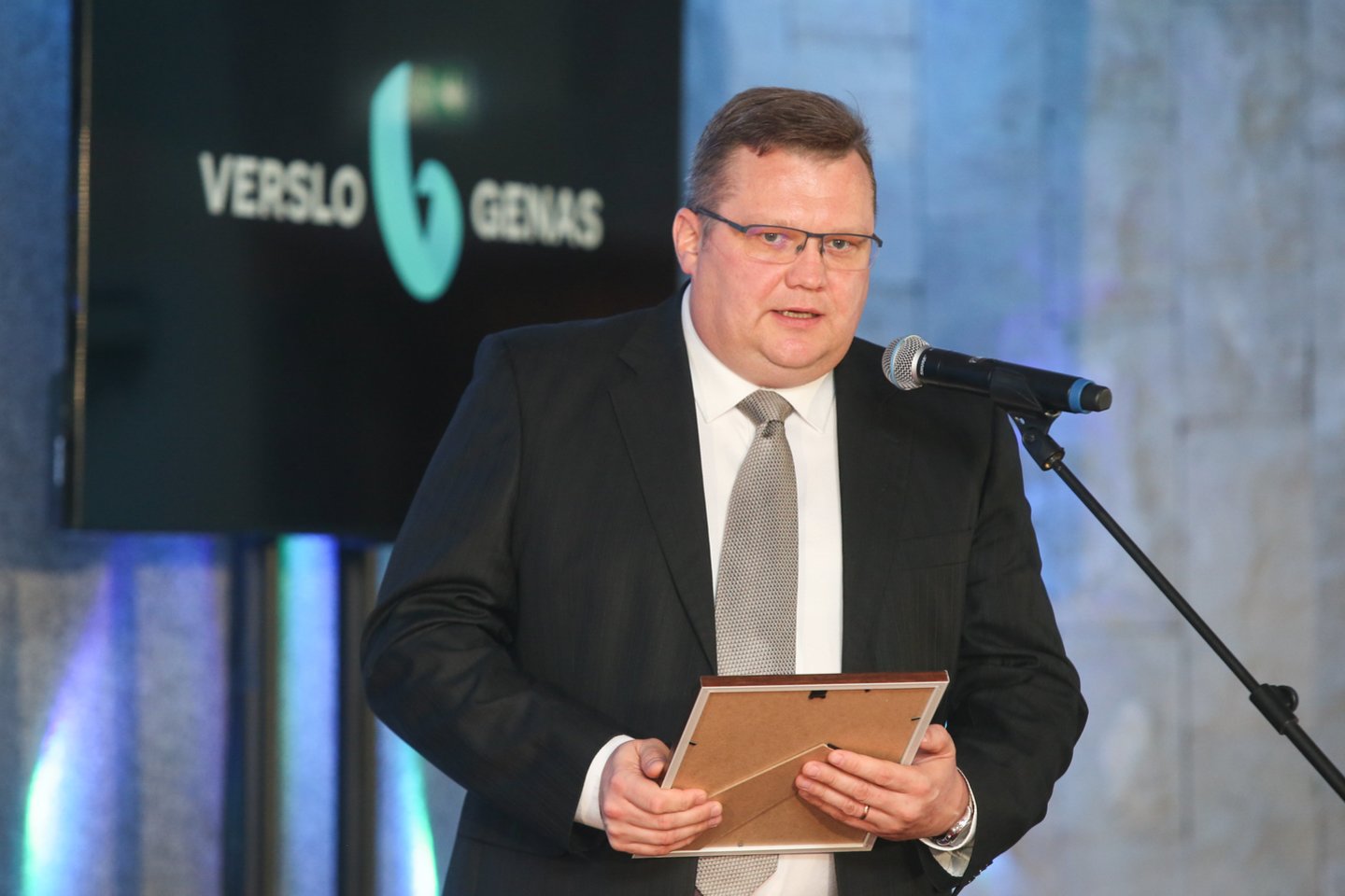 „Solet Technics“ generalinis direktorius ir Lietuvos saulės energetikos asociacijos viceprezidentas Andrius Karazinas buvo apdovanotas specialiu prizu, kurį įsiteigė partneriai „Lietuvos Davosas“.<br>R. Danisevičiaus nuotr.