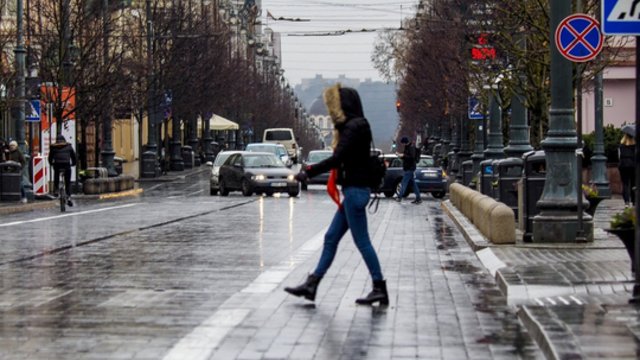 Sinoptikai permainų nežada: daugelyje rajonų lis, kai kur su šlapdriba