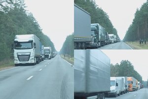 Pasienyje su Baltarusija nusidriekė 9 km vilkikų eilė – vežėjams tenka laukti net kelias paras