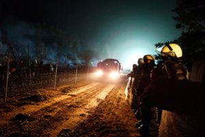 Nerami naktis pasienyje: į Lenkiją įsiveržusi migrantų grupė apmėtė policiją akmenimis