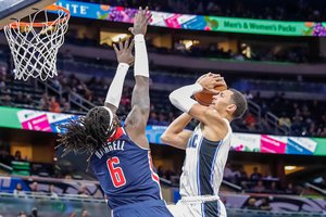 Ignas Brazdeikis nuo suolo stebėjo, kaip „Magic“ neatsilaikė prieš įsibėgėjusią „Wizards“ komandą