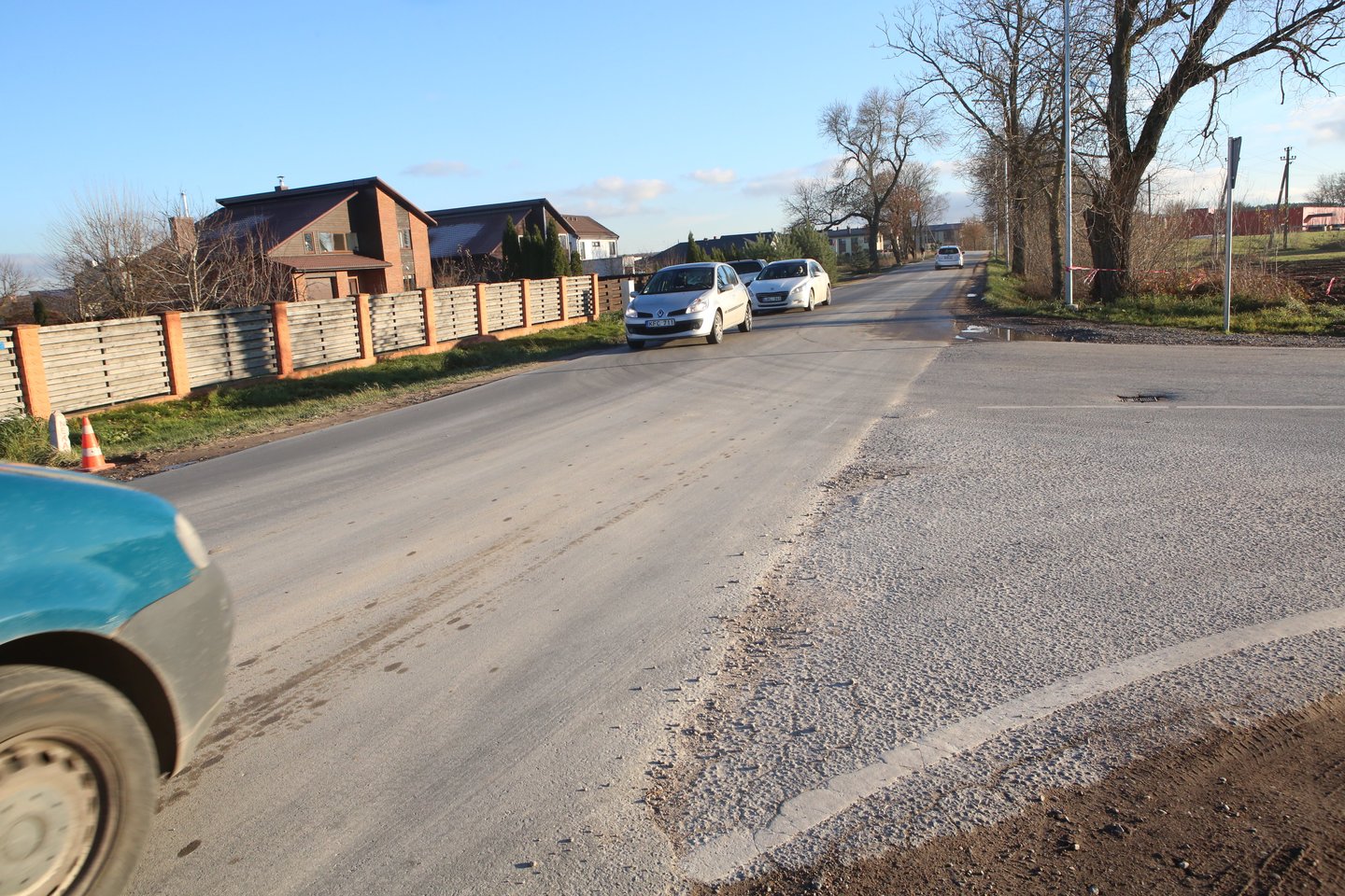 Romainių ir Lubinų gatvių sankryžoje esanti pėsčiųjų perėja ant prieš mėnesį atnaujintos kelio dangos nepažymėta.<br>M.Patašiaus nuotr.