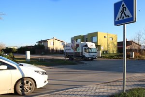 Kelią suremontavo, bet nupiešti eismo juostas ir pėsčiųjų perėją pamiršo?