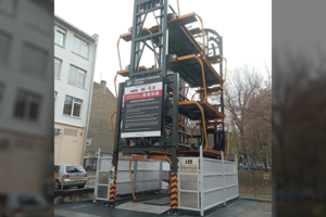 Vilniečiams patogumų nereikia: Gedimino prospekte įrengė vertikalią automobilių stovėjimo sistemą, tačiau ji nuolat tuščia