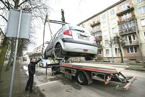 Vilniaus savivaldybė ir toliau tuština kiemus: skelbia sąrašą, kuriuos nenaudojamus automobilius nutemps