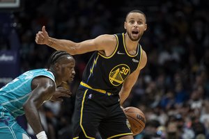 „Warriors“ pergalių serija nutrūko Šarlotėje – S. Curry šaudė pro šalį